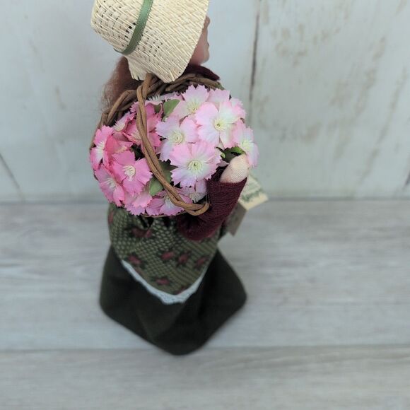Byers’ Choice Caroler Woman Flower Vendor w/Baskets Cries of London 1994 - Picture 5 of 6